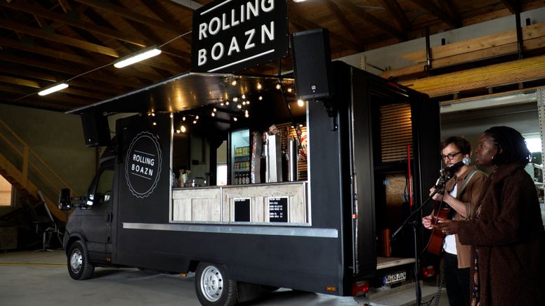 Die mobile Bar "Rolling Boazn", beim Soundcheck für ihre Generalprobe | Bild:BR/ Ferdinand Spes