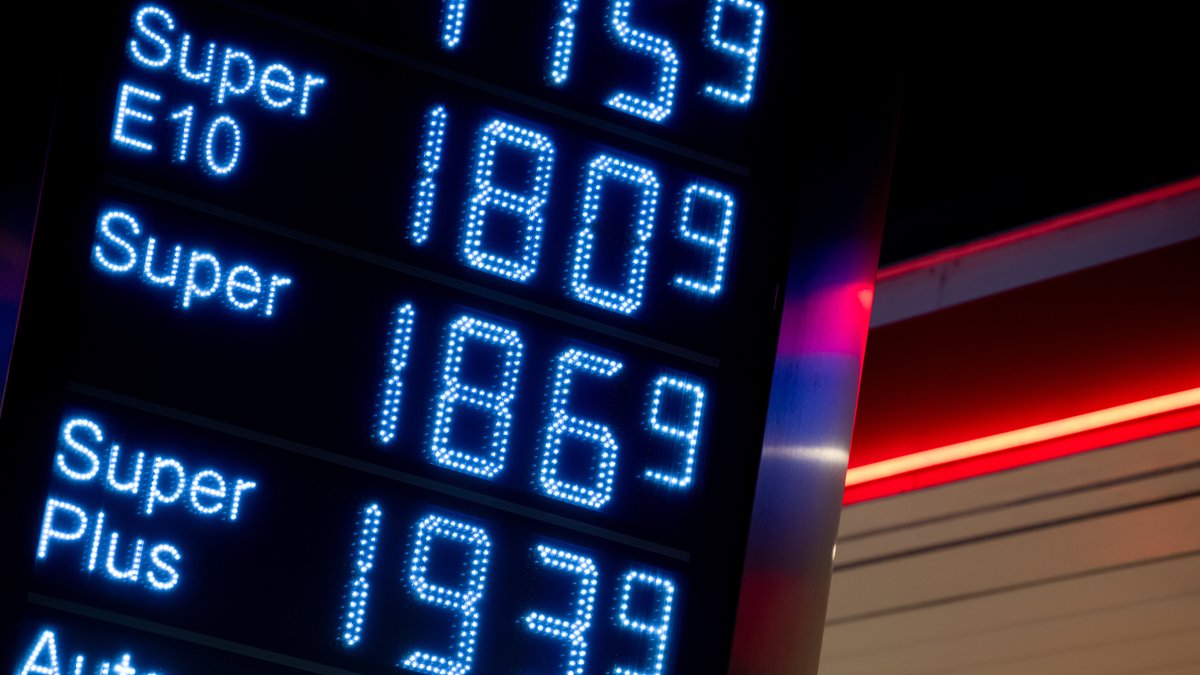 Die Preise für Diesel und Benzin werden an einer Tankstelle angezeigt. Nach dem russischen Militärangriff auf die Ukraine könnten auch die Energie- und Kraftstoffpreise weiter steigen.