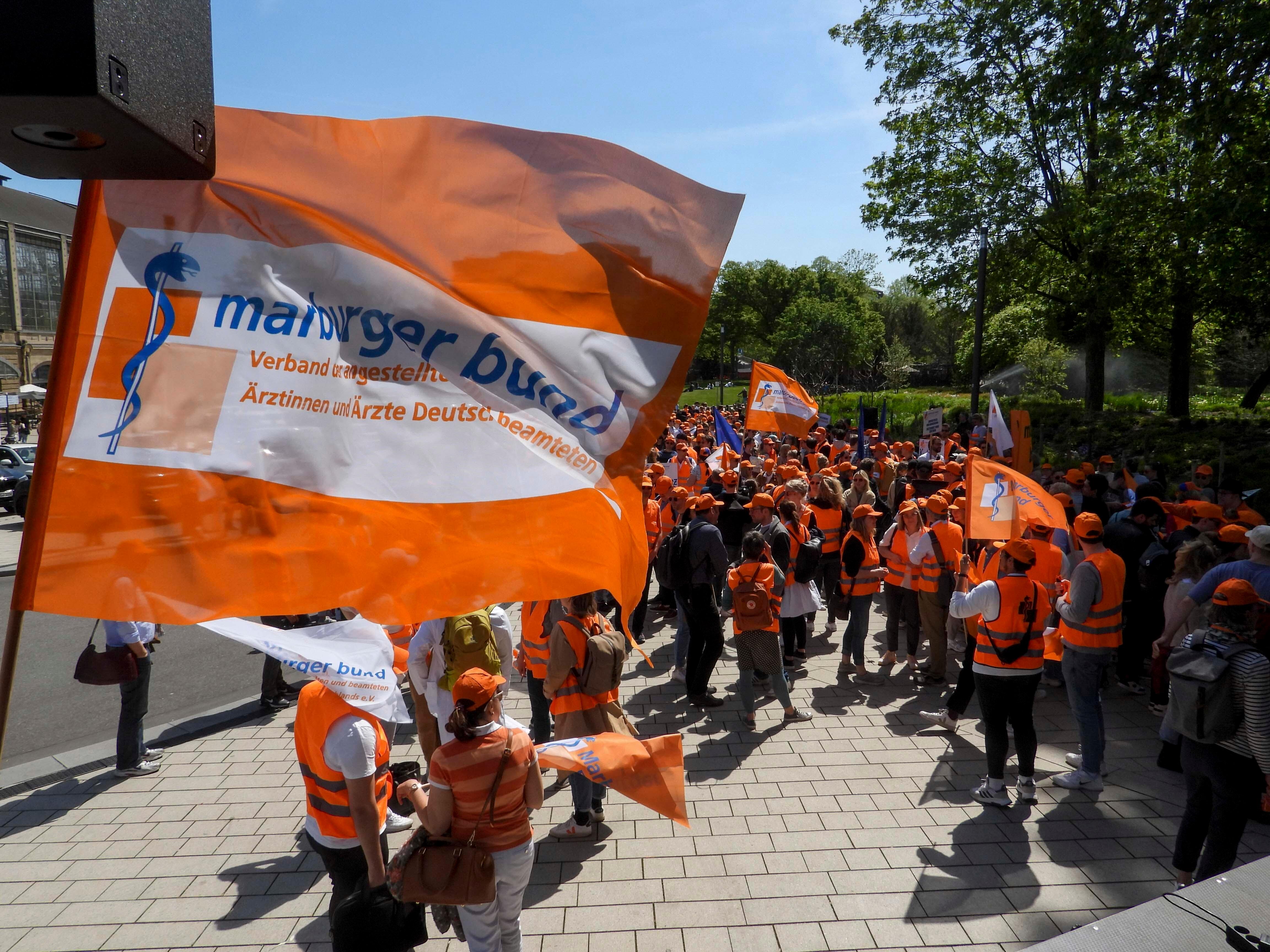 Der Marburger Bund ruft zum Warnstreik auf - hier der letzte große Ausstand im Mai 2023 in Hamburg.