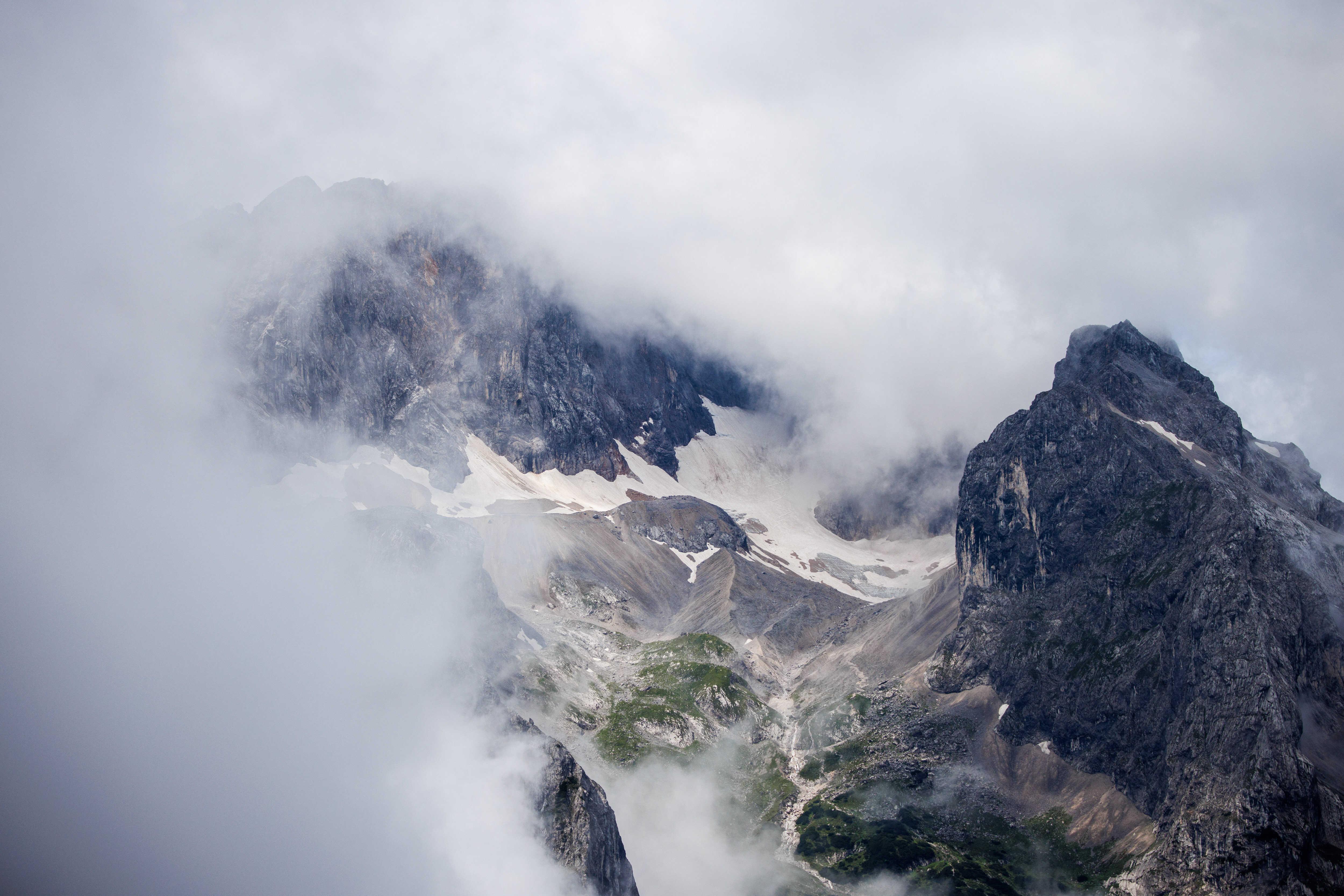 Schnee liegt auf dem Gletscherrest vom Höllentalferner.