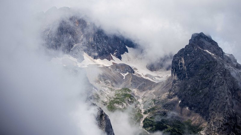 Schnee liegt auf dem Gletscherrest vom Höllentalferner. | Bild: picture alliance/dpa | Matthias Balk Schnee liegt auf dem Gletscherrest vom Höllentalferner.