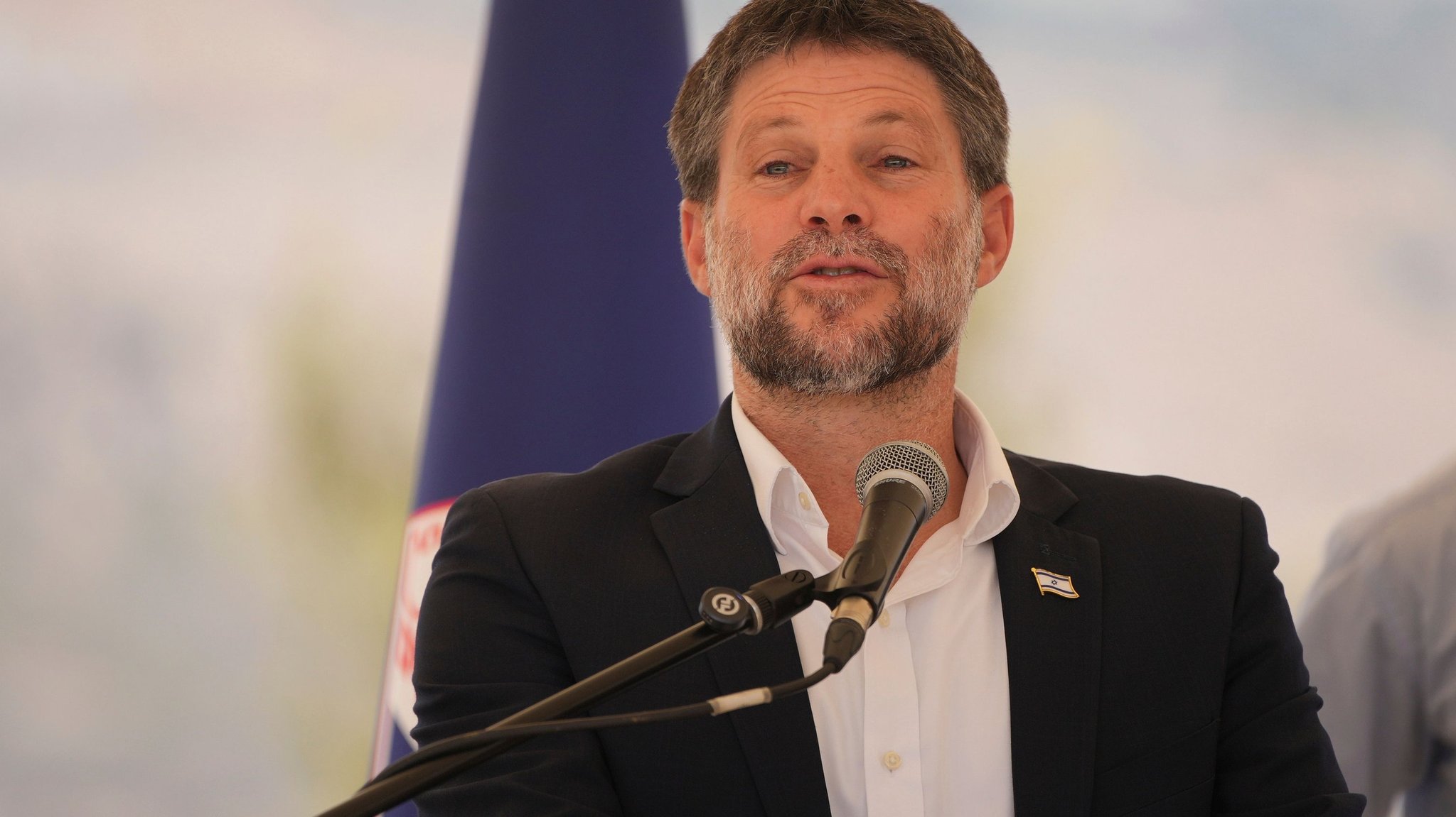 ARCHIV - 14.08.2025, Palästinensische Gebiete, Maale Adumim: Der israelische Finanzminister Bezalel Smotrich spricht während einer Pressekonferenz über den Bau neuer Siedlungen in dem von Israel besetzten Westjordanland. (zu dpa: «Haftbefehl beantragt? Smotrich reagiert mit Räumungsorder») Foto: Ohad Zwigenberg/AP/dpa +++ dpa-Bildfunk +++ | Bild: dpa-Bildfunk/Ohad Zwigenberg ARCHIV - 14.08.2025, Palästinensische Gebiete, Maale Adumim: Der israelische Finanzminister Bezalel Smotrich spricht während einer Pressekonferenz über den Bau neuer Siedlungen in dem von Israel besetzten Westjordanland. (zu dpa: «Haftbefehl beantragt? Smotrich reagiert mit Räumungsorder») Foto: Ohad Zwigenberg/AP/dpa +++ dpa-Bildfunk +++
