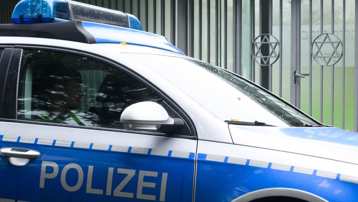 Schutzmaßnahme: Polizeifahrzeug vor Synagoge