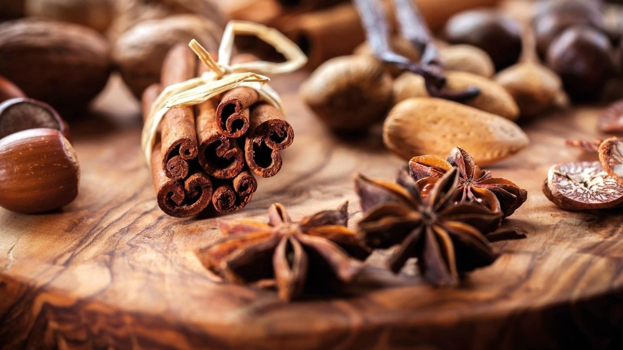 Zimt, Anis, Vanille - Gewürze in der Weihnachtsbäckerei