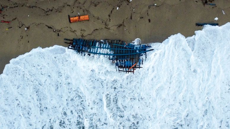 Überreste eines gesunkenen Flüchtlingsboots bei Cutro, Süditalien | Bild:picture alliance/ASSOCIATED PRESS/Luigi Navarra