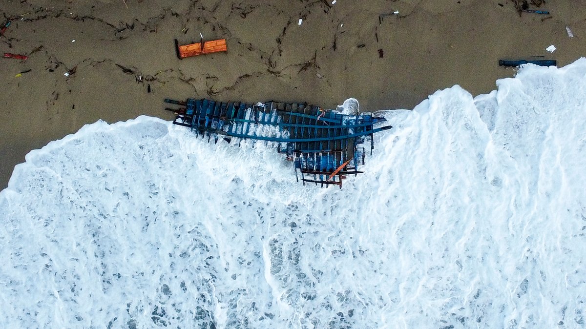 Überreste eines gesunkenen Flüchtlingsboots bei Cutro, Süditalien