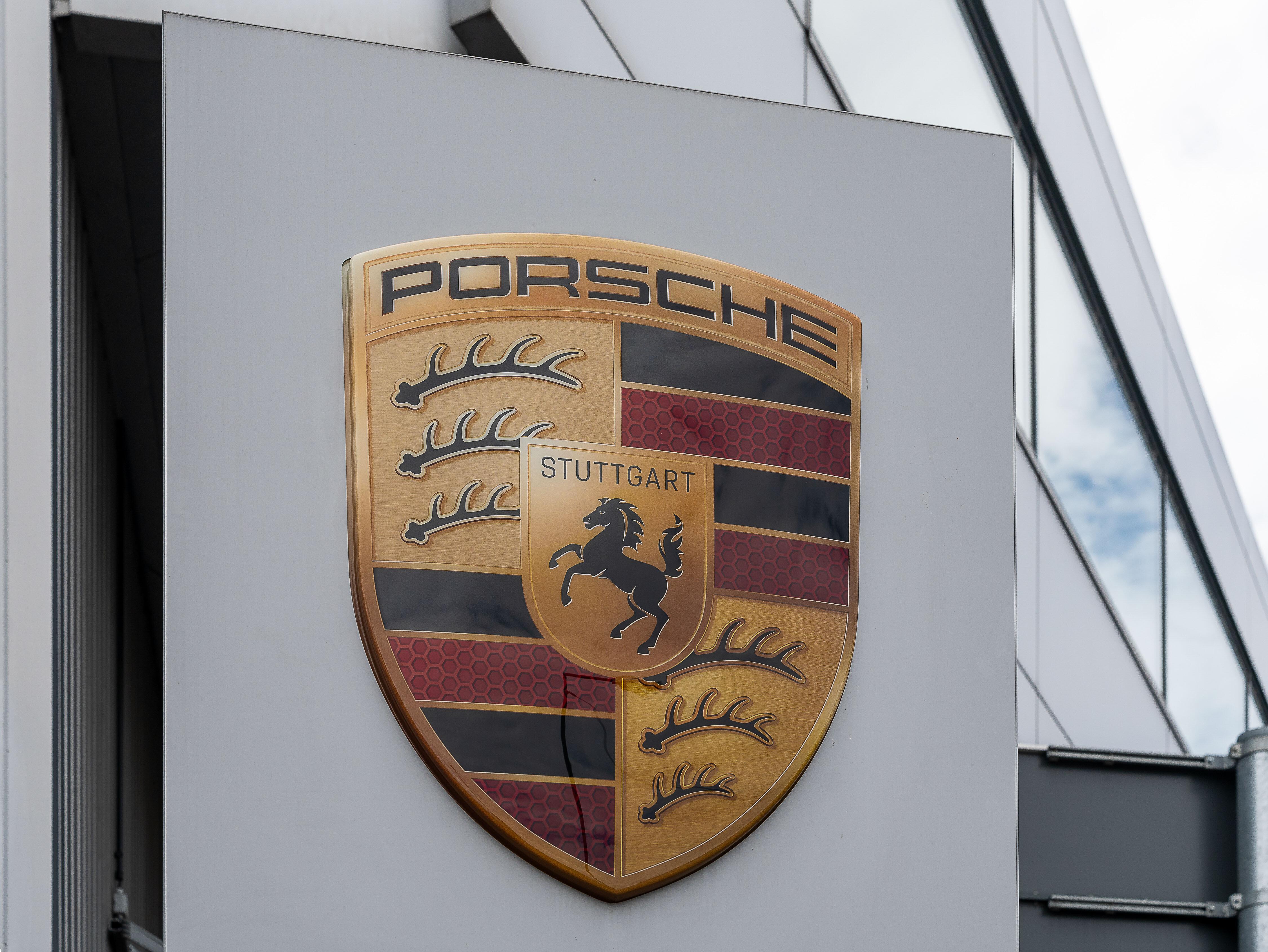 Das Logo von Porsche in Großaufnahme auf einem Gebäude.