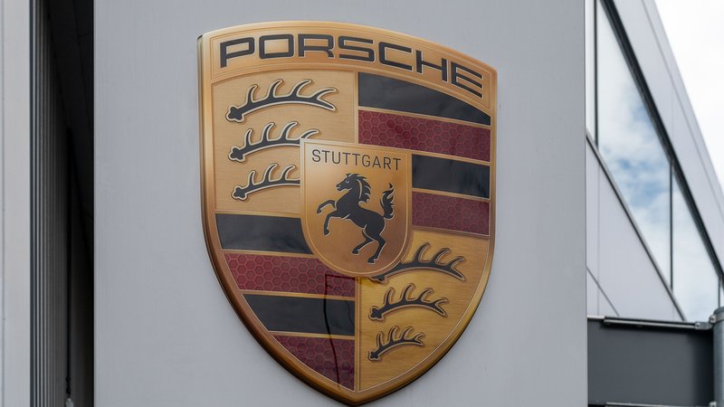 Das Logo von Porsche in Großaufnahme auf einem Gebäude. | Bild: picture alliance/Eibner-Pressefoto/Naman Kala Das Logo von Porsche in Großaufnahme auf einem Gebäude.