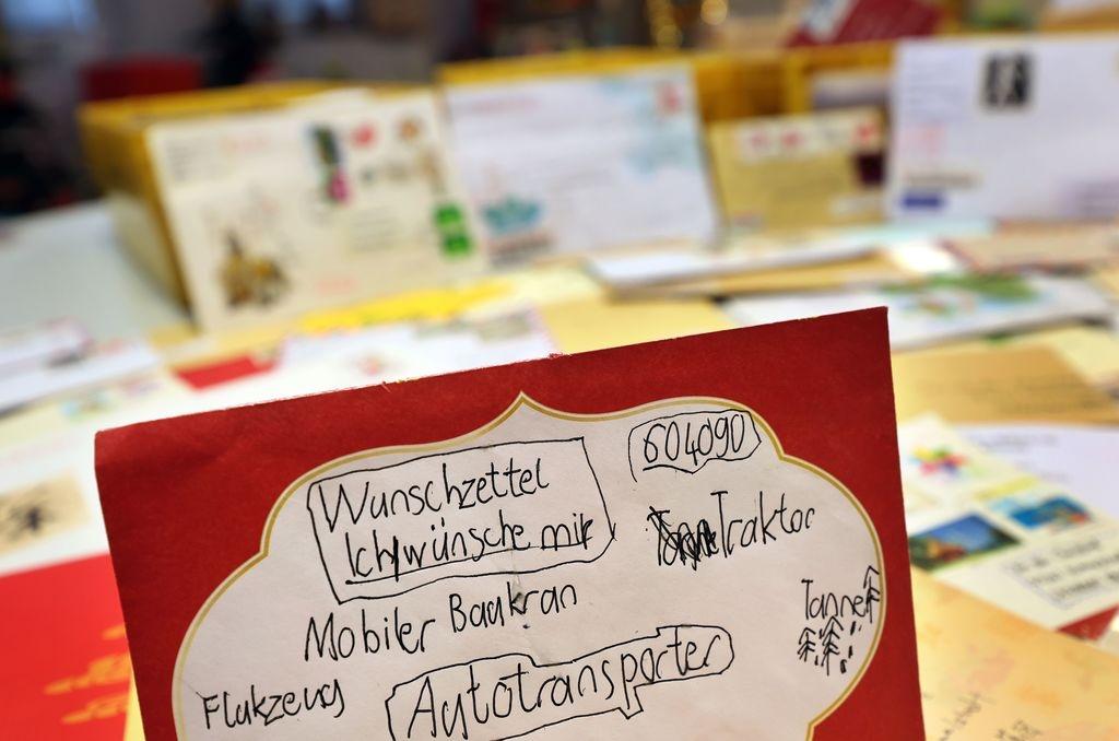 18.11.2025, Bayern, Himmelstadt: Ein Wunschzettel an das Christkind steht im Weihnachtspostamt Himmelstadt auf einem Tisch. (zu dpa: «Adventsstress im Weihnachtspostamt – Kinder wollen Antwort») Foto: Karl-Josef Hildenbrand/dpa +++ dpa-Bildfunk +++