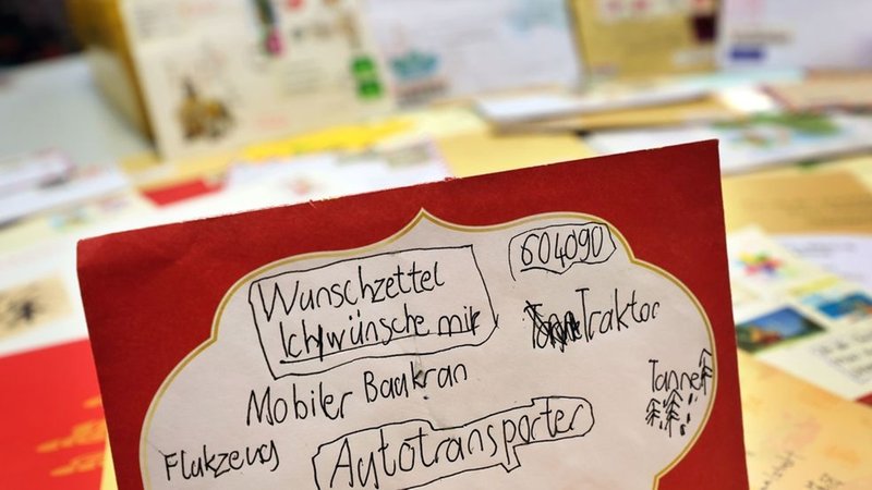 18.11.2025, Bayern, Himmelstadt: Ein Wunschzettel an das Christkind steht im Weihnachtspostamt Himmelstadt auf einem Tisch. (zu dpa: «Adventsstress im Weihnachtspostamt – Kinder wollen Antwort») Foto: Karl-Josef Hildenbrand/dpa +++ dpa-Bildfunk +++ | Bild: dpa-Bildfunk/Karl-Josef Hildenbrand 18.11.2025, Bayern, Himmelstadt: Ein Wunschzettel an das Christkind steht im Weihnachtspostamt Himmelstadt auf einem Tisch. (zu dpa: «Adventsstress im Weihnachtspostamt – Kinder wollen Antwort») Foto: Karl-Josef Hildenbrand/dpa +++ dpa-Bildfunk +++