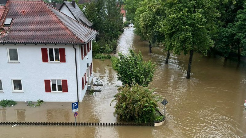 Überflutete Straßen, ein Haus steht inmitten der Fluten | Bild: BR/privat Überflutete Straßen, ein Haus steht inmitten der Fluten