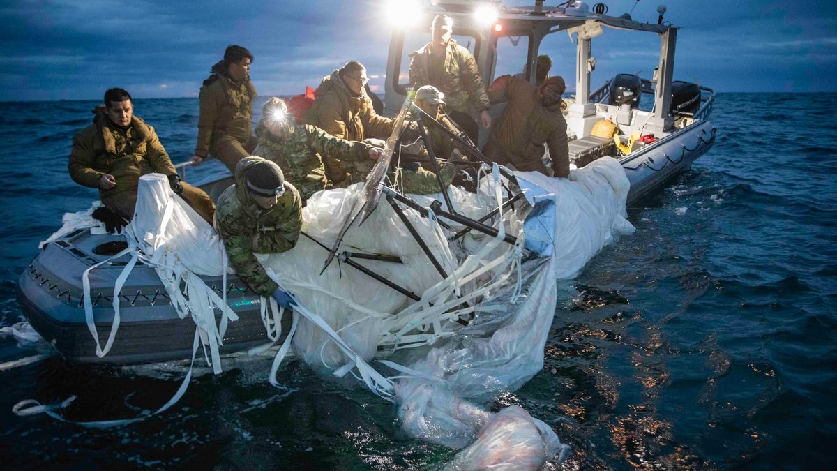 Militärs auf einem Boot ziehen Reste des abgeschossenen chinesischen Ballons aus dem Meer (Archivbild)