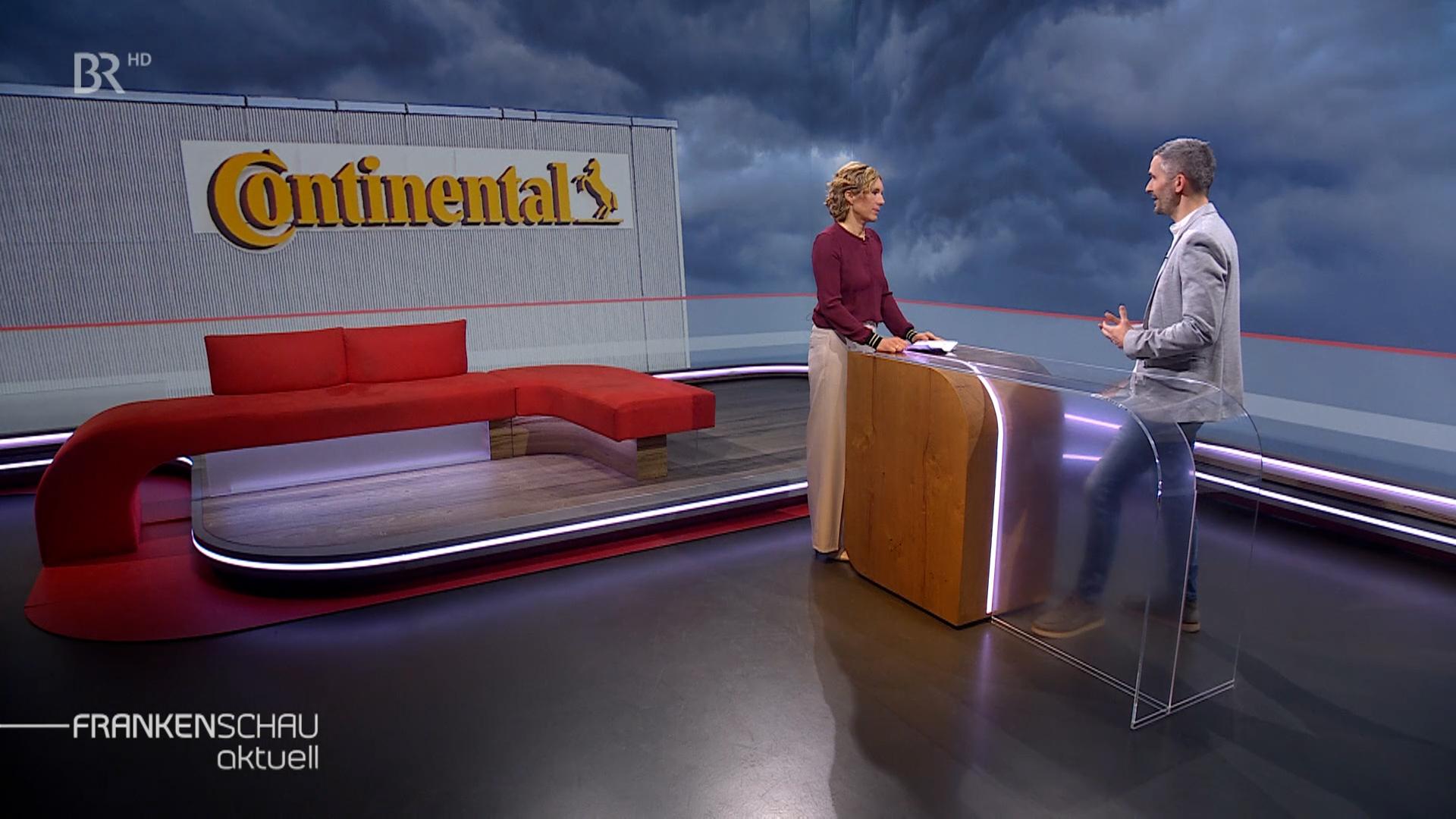 Moderatorin Julia Büchler im Gespräch mit BR-Reporter Andreas Schuster über die Continental-Schließung in Nürnberg.