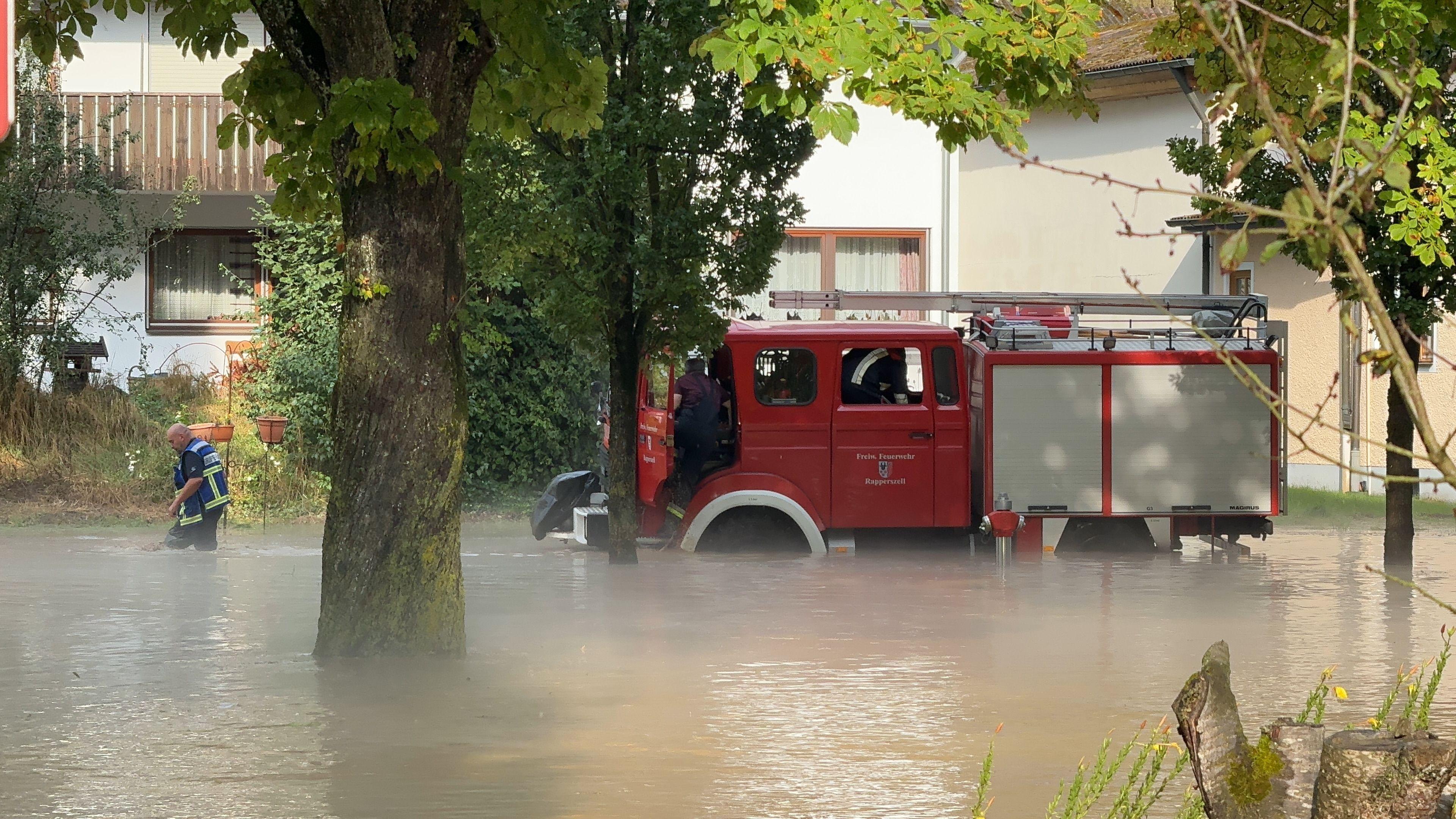 Unwetter-Einsatz im Landkreis Eichstätt: Ein Feuerwehrauto konnte nicht mehr weiterfahren. 