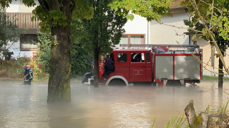 Unwetter-Einsatz im Landkreis Eichstätt: Ein Feuerwehrauto konnte nicht mehr weiterfahren. | Bild: NEWS5 / Sebastian Pieknik Unwetter-Einsatz im Landkreis Eichstätt: Ein Feuerwehrauto konnte nicht mehr weiterfahren.