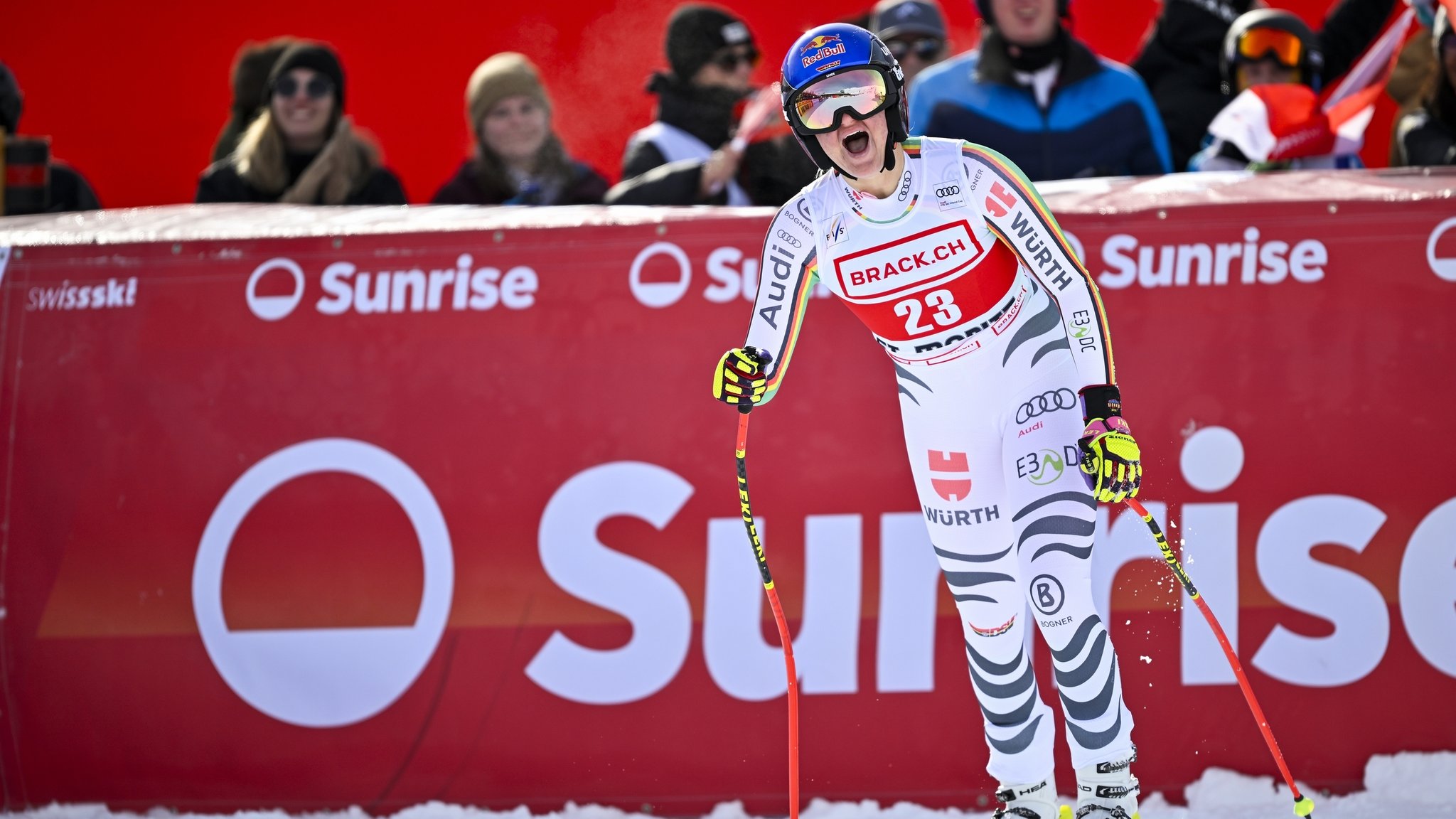 Emma Aicher erzielte beim ersten Abfahrtsrennen der Saison ein Top-Ergebnis. Die junge DSV-Athletin raste mit einem angriffslustigen Lauf zu ihrem bisher besten Abfahrtsresultat. Auch Kira Weidle landete in den Top Ten. 