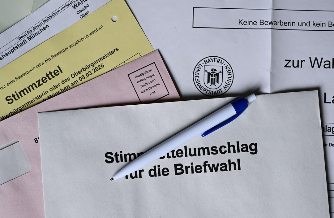 Bayern, München: Briefwahlunterlagen für die Kommunalwahl 2026 in Bayern liegen auf einem Tisch
