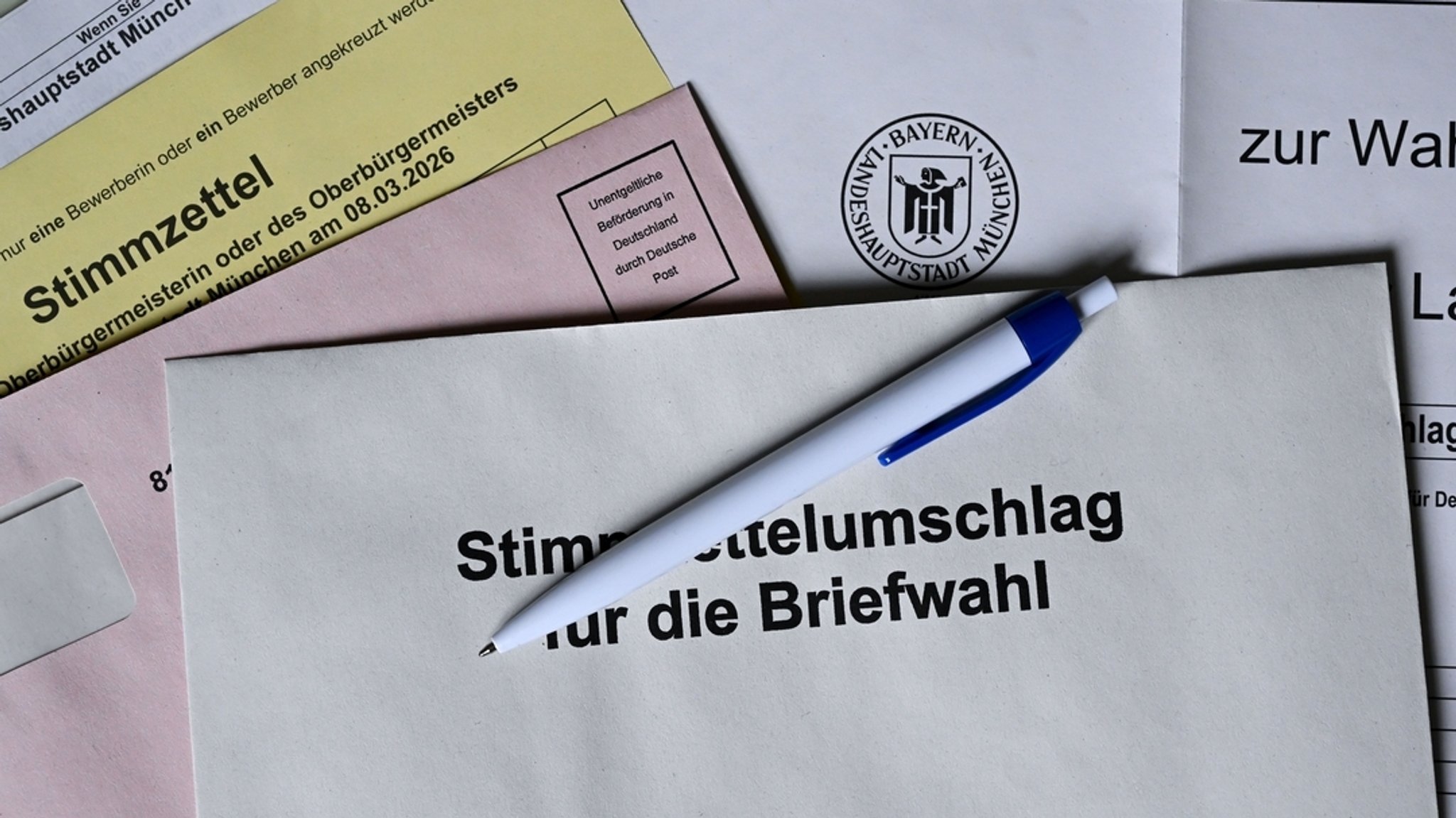Bayern, München: Briefwahlunterlagen für die Kommunalwahl 2026 in Bayern liegen auf einem Tisch