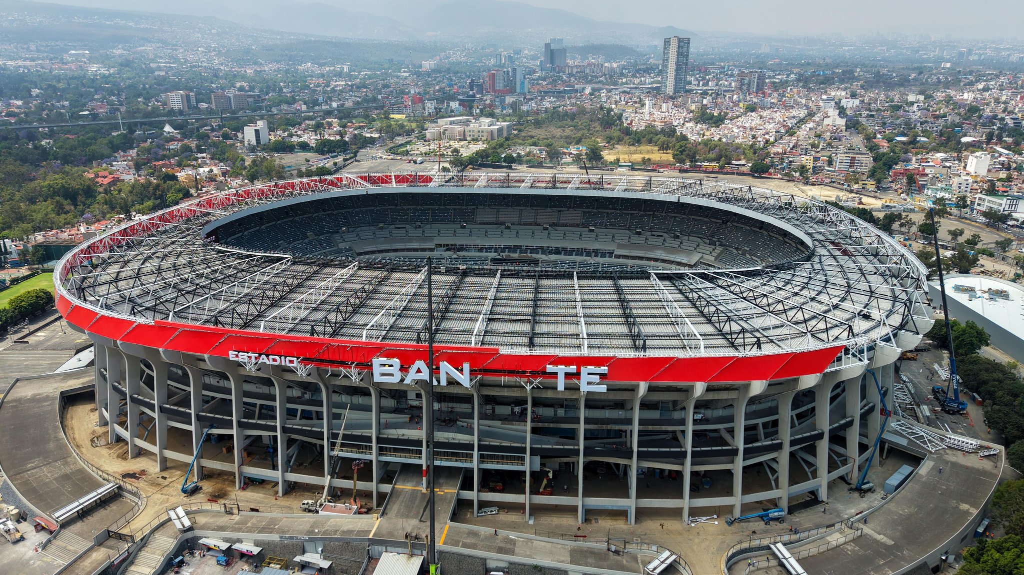 Nach jahrelangem Umbau wird das Aztekenstadion unter dem Namen eines Sponsors wiedereröffnet