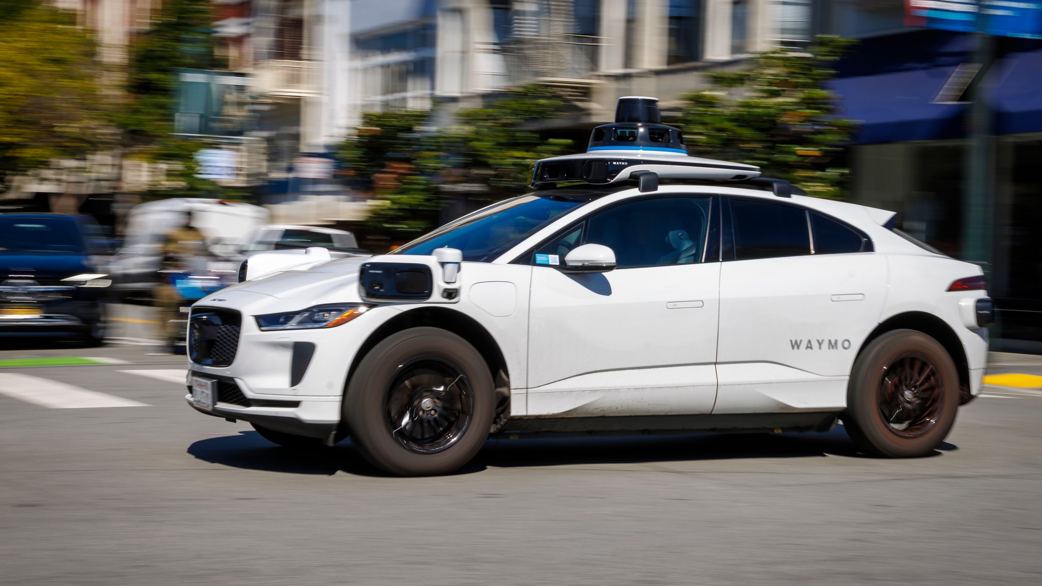 Ein Waymo-Robotaxi auf der Straße: 2026 sollen sie nach Europa kommen