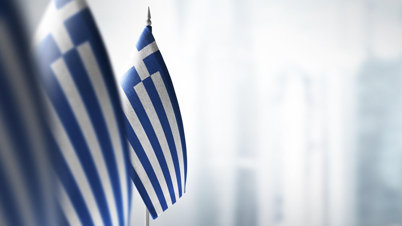 Griechenland-Flaggen vor einer Stadt