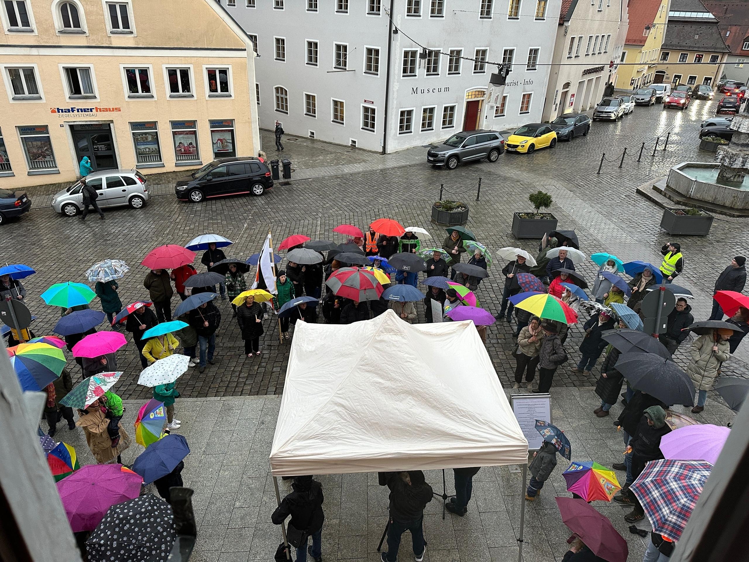 An einer Kundgebung gegen rechte Verschwörungstheorien in Greding haben rund 80 Menschen teilgenommen.