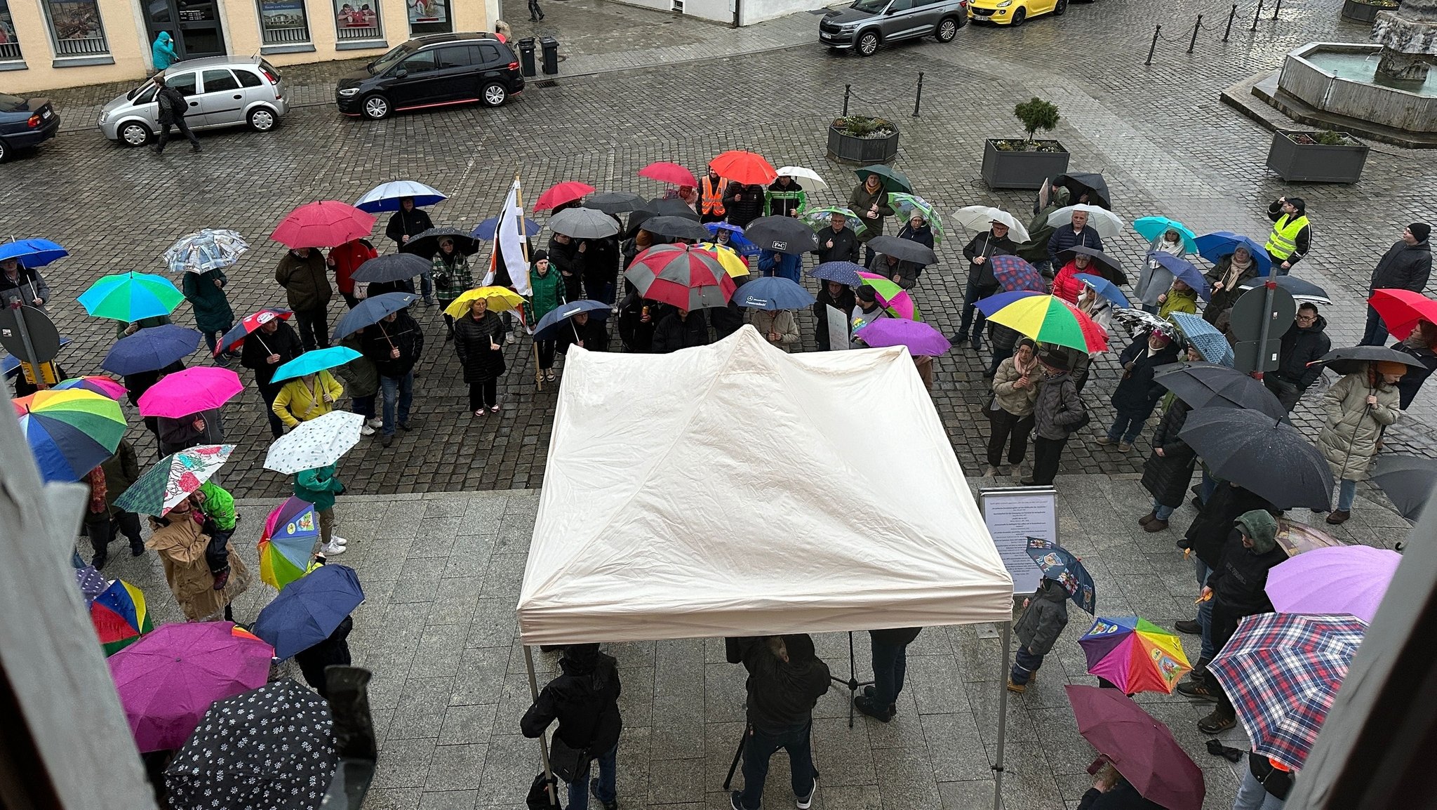 An einer Kundgebung gegen rechte Verschwörungstheorien in Greding haben rund 80 Menschen teilgenommen.