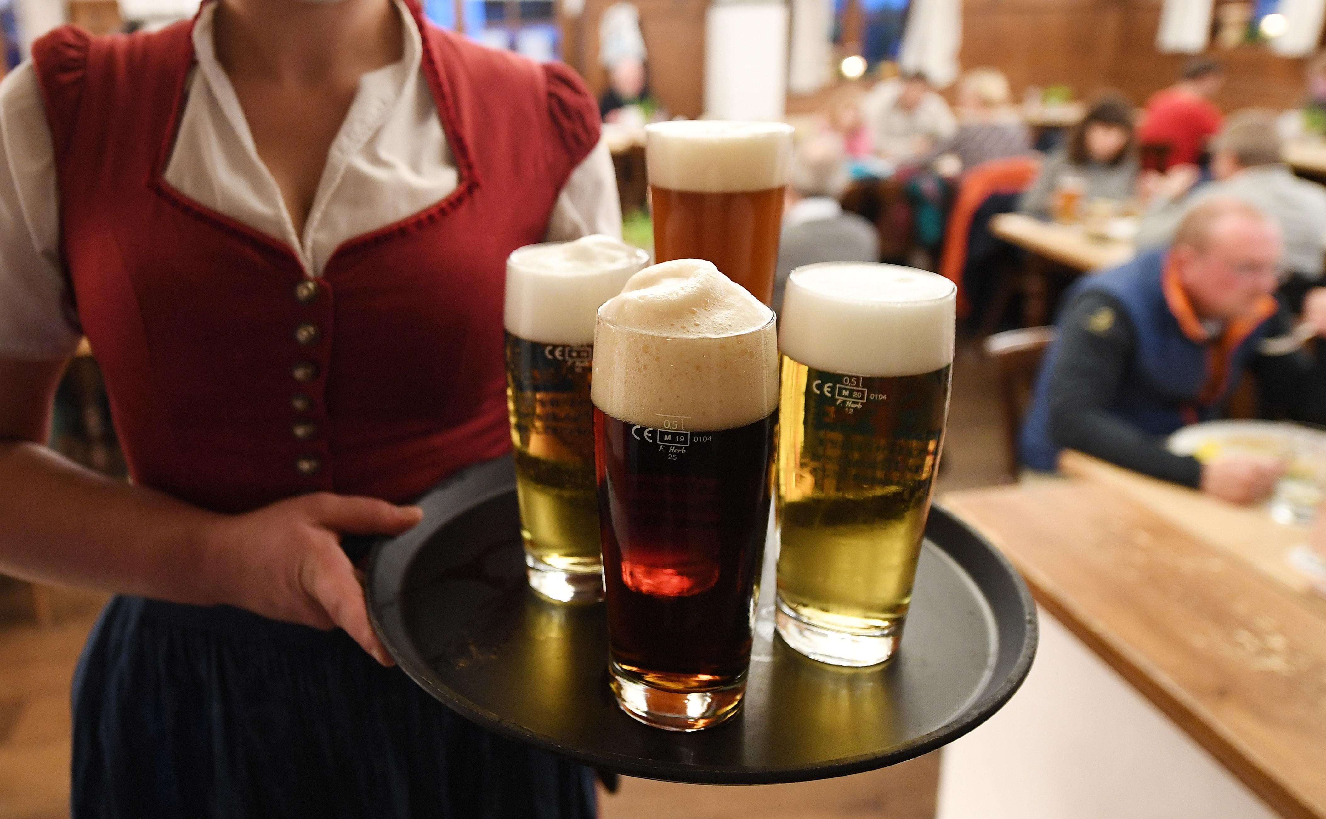 Eine Wirtshaus-Bedienung mit vollem Tablett (Symbolbild)