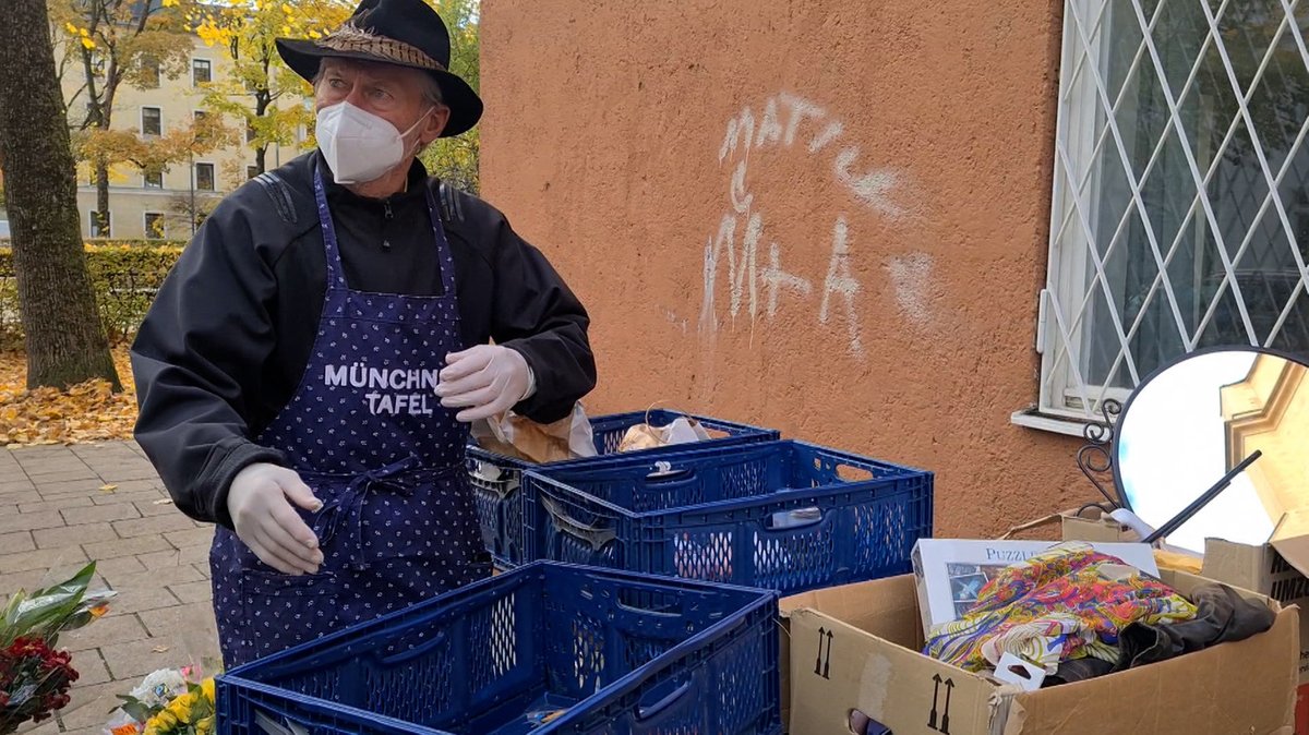 Seit zwölf Jahren verteilt Paul Breitner in München-Haidhausen Lebensmittel an bedürftige Menschen.