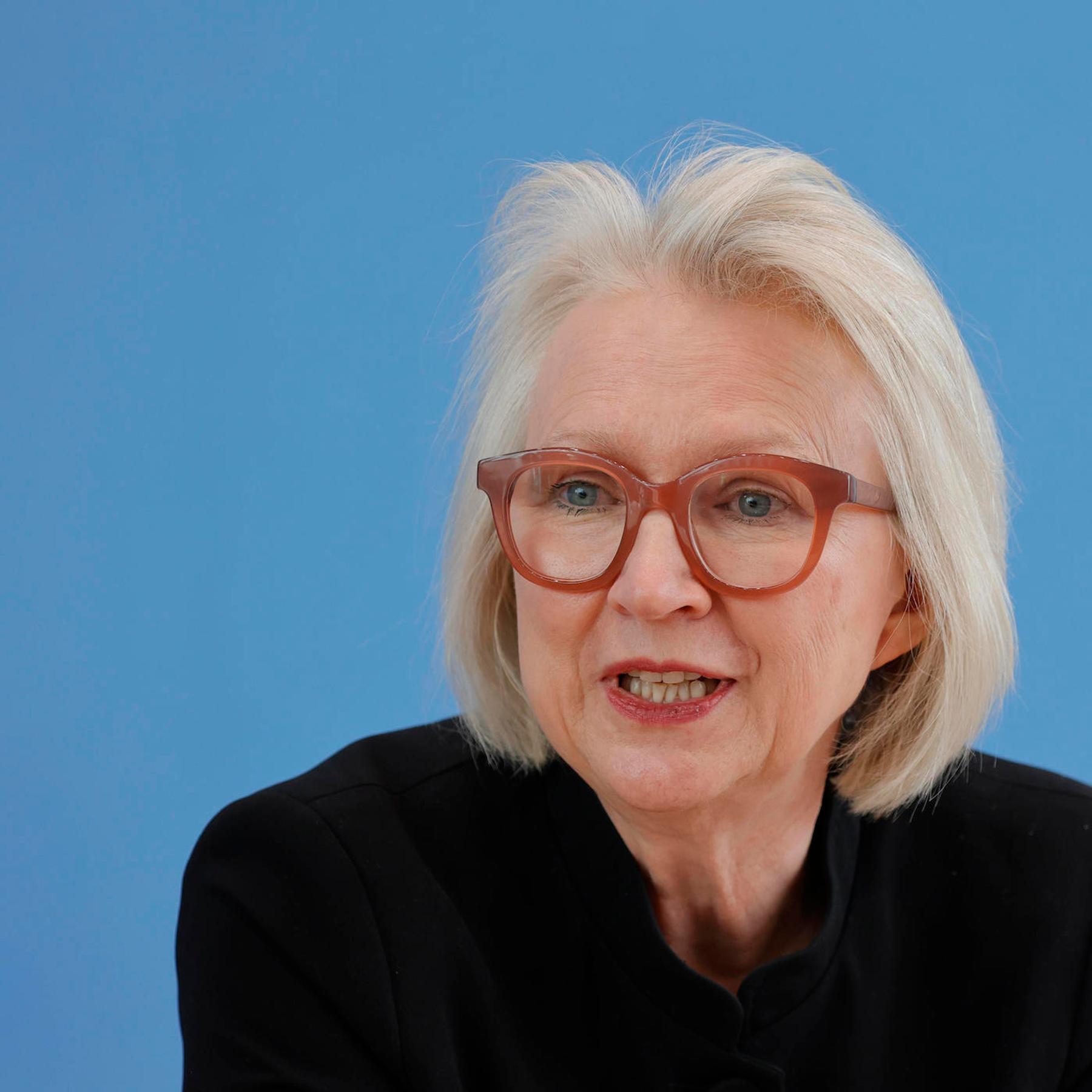 "Vieles in der Wirtschaft hängt an der Psychologie" Monika Schnitzer, Wirschaftsweise über die Zukunft der Autoindustrie episode artwork