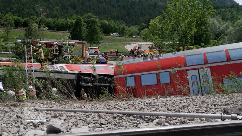 Die Wrackteile des entgleisten Zuges liegen neben den Schienen. | Bild: BR Die Wrackteile des entgleisten Zuges liegen neben den Schienen.