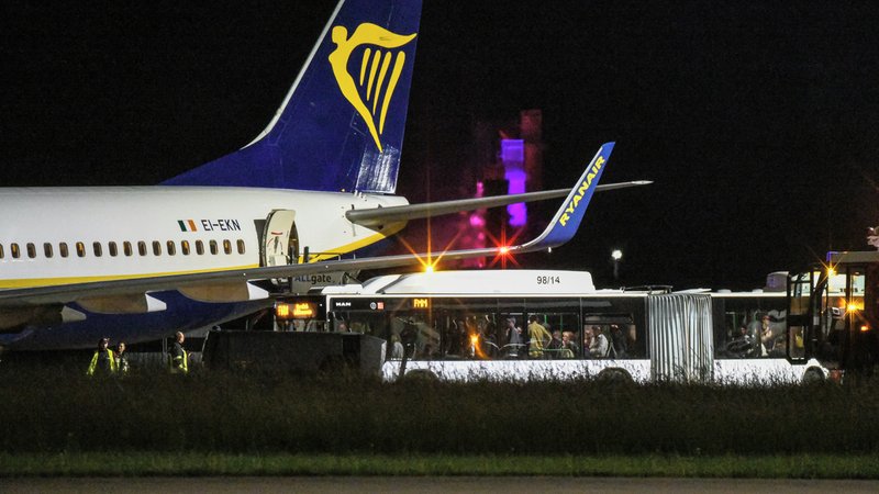 Ein Bus steht vor einer Ryanair-Maschine am Flughafen Memmingen. Der Flieger war von Berlin nach Mailand unterwegs, als er in Turbulenzen geriet. | Bild: picture alliance/dpa|Jason Tschepljakow Ein Bus steht vor einer Ryanair-Maschine am Flughafen Memmingen. Der Flieger war von Berlin nach Mailand unterwegs, als er in Turbulenzen geriet.