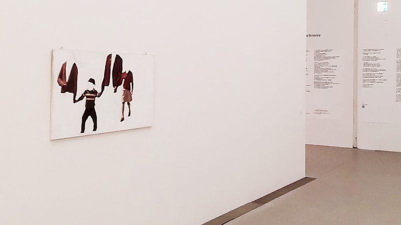 Übermalter Fotodruck einer vierköpfigen Familie hängt in Ausstellung "Glitch. Die Kunst der Störung"