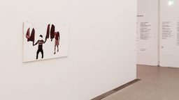 Übermalter Fotodruck einer vierköpfigen Familie hängt in Ausstellung "Glitch. Die Kunst der Störung" | Bild:anonym
