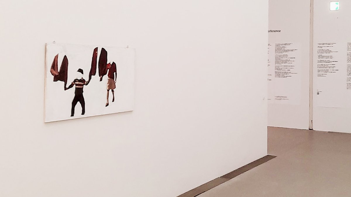 Übermalter Fotodruck einer vierköpfigen Familie hängt in Ausstellung "Glitch. Die Kunst der Störung"