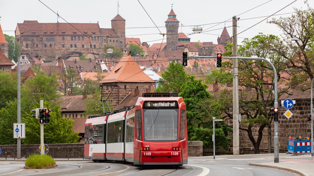 Straßenbahn fährt unterhalb der Kaiserburg in Nürnberg.