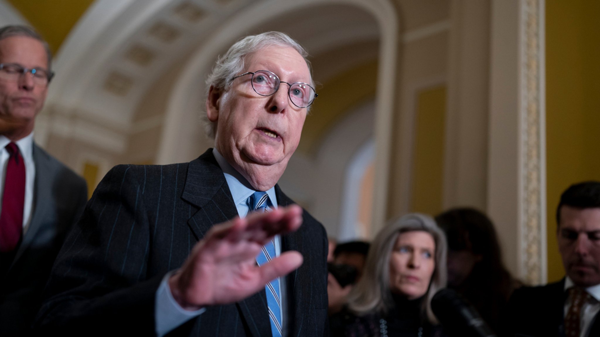 Der führende Republikaner Mitch McConnell hat nach der jüngsten Äußerung von Donald Trump zur US-Verfassung deutliche Kritik am Ex-Präsidenten vermieden.