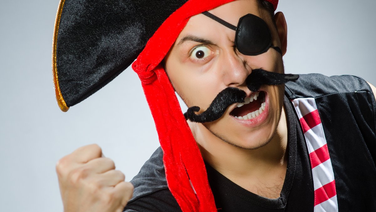 Mann im Piratenkostüm