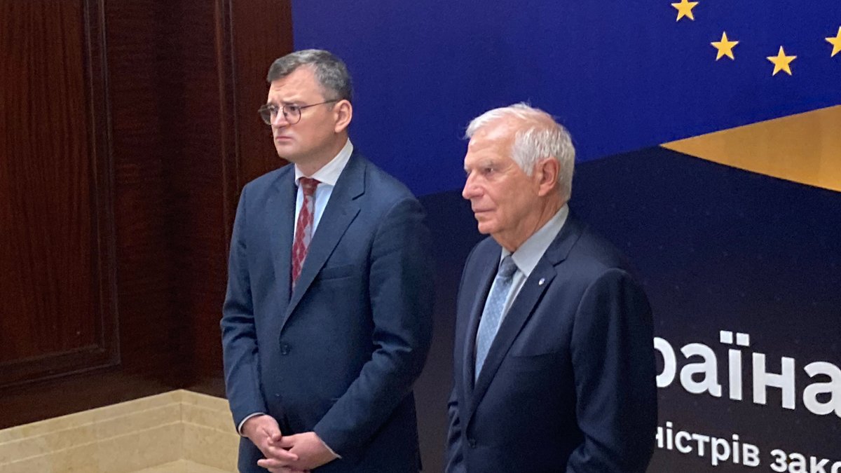 Ukrainischer Außenminister Dmytro Kuleba (l.) und der EU-Außenbeauftragte Josep Borrell sprechen zur Eröffnung des EU-Außenministerrates in Kiew.