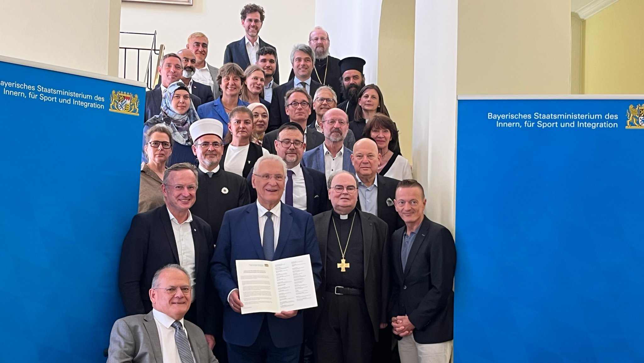Mitglieder des Dialogforums Religion und Integration gemeinsam mit Innenminister Joachim Hermann. | Bild: BR/ Riemann Mitglieder des Dialogforums Religion und Integration gemeinsam mit Innenminister Joachim Hermann.