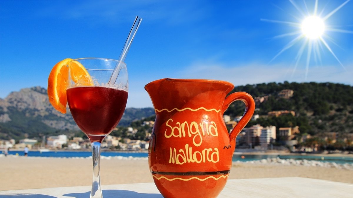 Ein Cocktail steht am Strand in Mallorca.