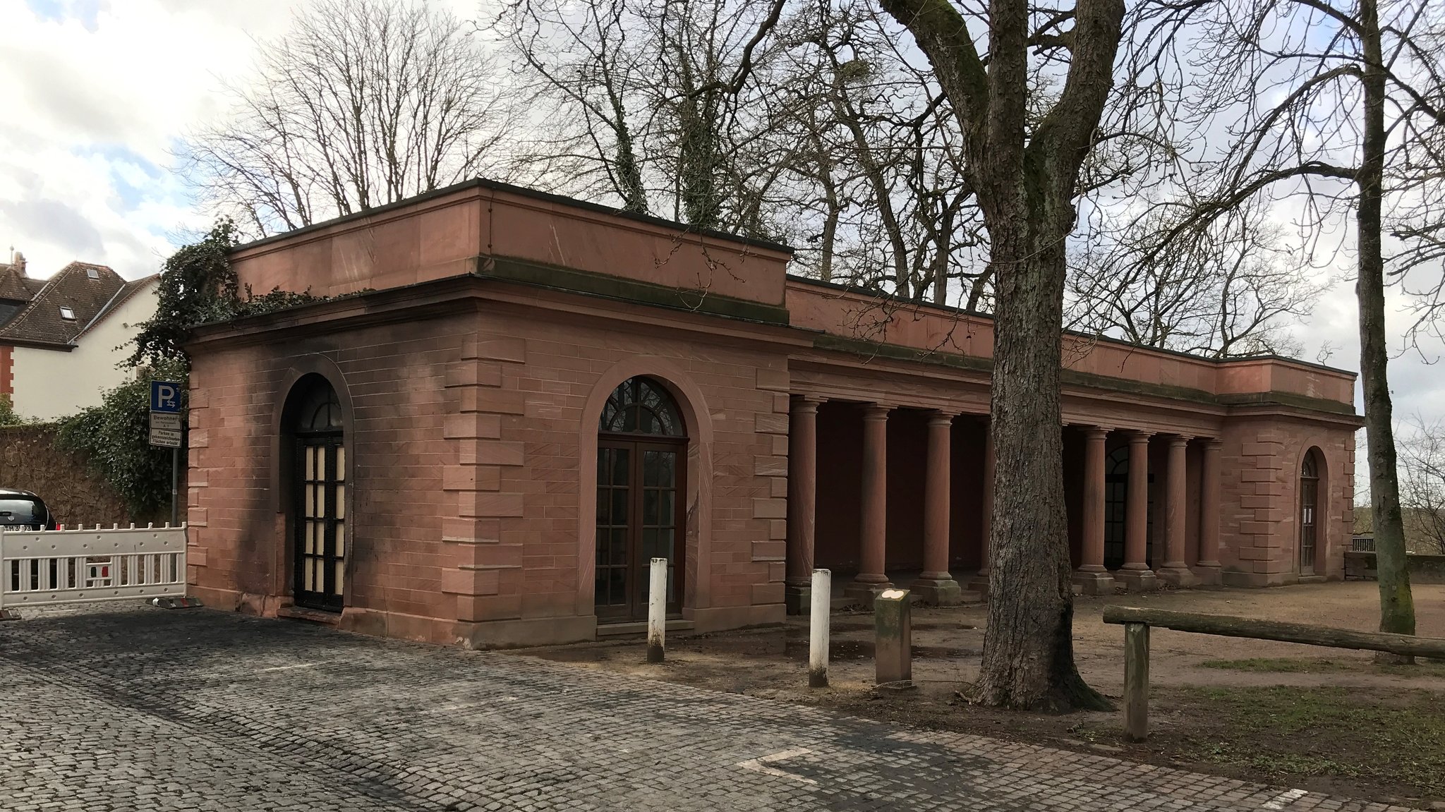 Die verbrannte Fassade am historischen Kornhäuschen in der Aschaffenburger Altstadt.