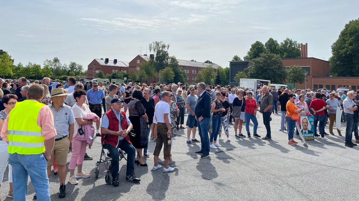 Rund 400 Menschen versammelten sich am Sonntagmittag zu einer Solidaritätskundgebung in Hubert Aiwangers (FW) Heimatstadt Rottenburg