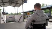 Ein Rollstuhlfahrer steht an einem Bahnhof mit seinem Rollstuhl vor Treppenstufen.  | Bild:BR