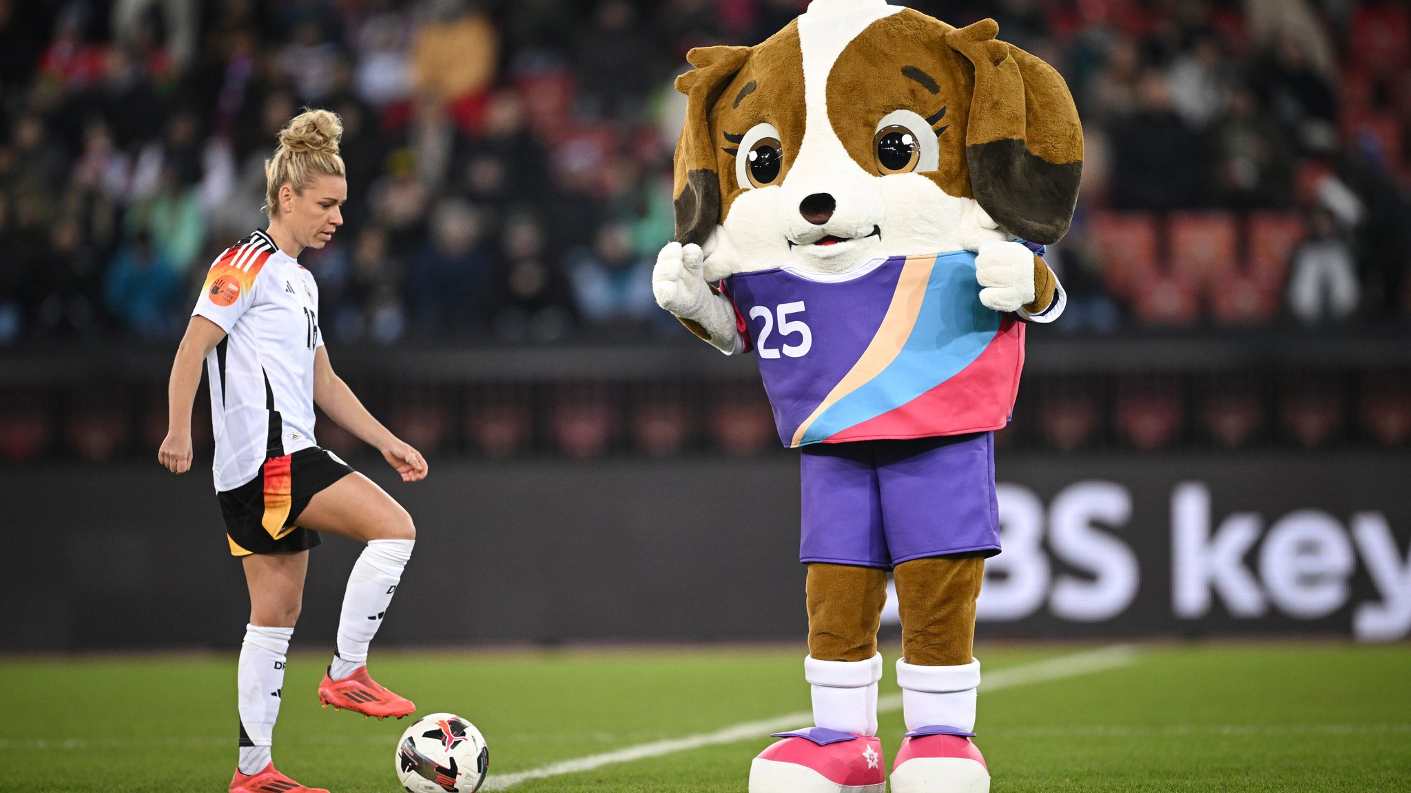 Nationalspielerin Lina Dallmann mit EM-Maskottchen Maddli | Bild: picture-alliance/dpa Nationalspielerin Lina Dallmann mit EM-Maskottchen Maddli