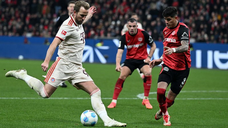 15.02.2025, Nordrhein-Westfalen, Leverkusen: Fußball: Bundesliga, Bayer Leverkusen - Bayern München, 22. Spieltag, BayArena, Leverkusens Piero Hincapie (r) und Bayerns Harry Kane kämpfen um den Ball. Foto: Federico Gambarini/dpa - WICHTIGER HINWEIS: Gemäß den Vorgaben der DFL Deutsche Fußball Liga bzw. des DFB Deutscher Fußball-Bund ist es untersagt, in dem Stadion und/oder vom Spiel angefertigte Fotoaufnahmen in Form von Sequenzbildern und/oder videoähnlichen Fotostrecken zu verwerten bzw. verwerten zu lassen. +++ dpa-Bildfunk +++ | Bild: dpa-Bildfunk/Federico Gambarini 15.02.2025, Nordrhein-Westfalen, Leverkusen: Fußball: Bundesliga, Bayer Leverkusen - Bayern München, 22. Spieltag, BayArena, Leverkusens Piero Hincapie (r) und Bayerns Harry Kane kämpfen um den Ball. Foto: Federico Gambarini/dpa - WICHTIGER HINWEIS: Gemäß den Vorgaben der DFL Deutsche Fußball Liga bzw. des DFB Deutscher Fußball-Bund ist es untersagt, in dem Stadion und/oder vom Spiel angefertigte Fotoaufnahmen in Form von Sequenzbildern und/oder videoähnlichen Fotostrecken zu verwerten bzw. verwerten zu lassen. +++ dpa-Bildfunk +++