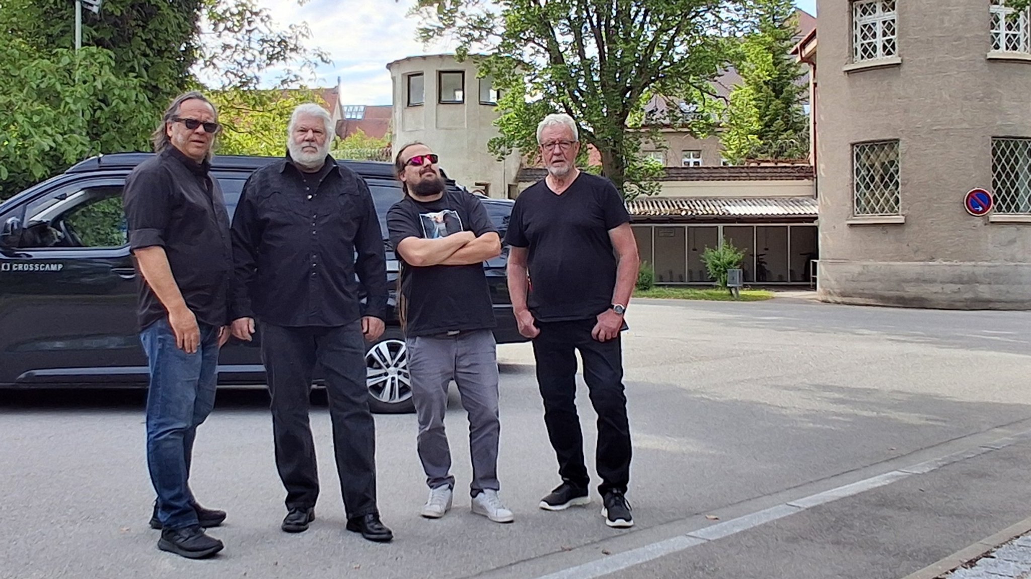 Die vier Mitglieder der Landsberger Band "Take4friends" stehen vor dem Landsberger Gefängnis