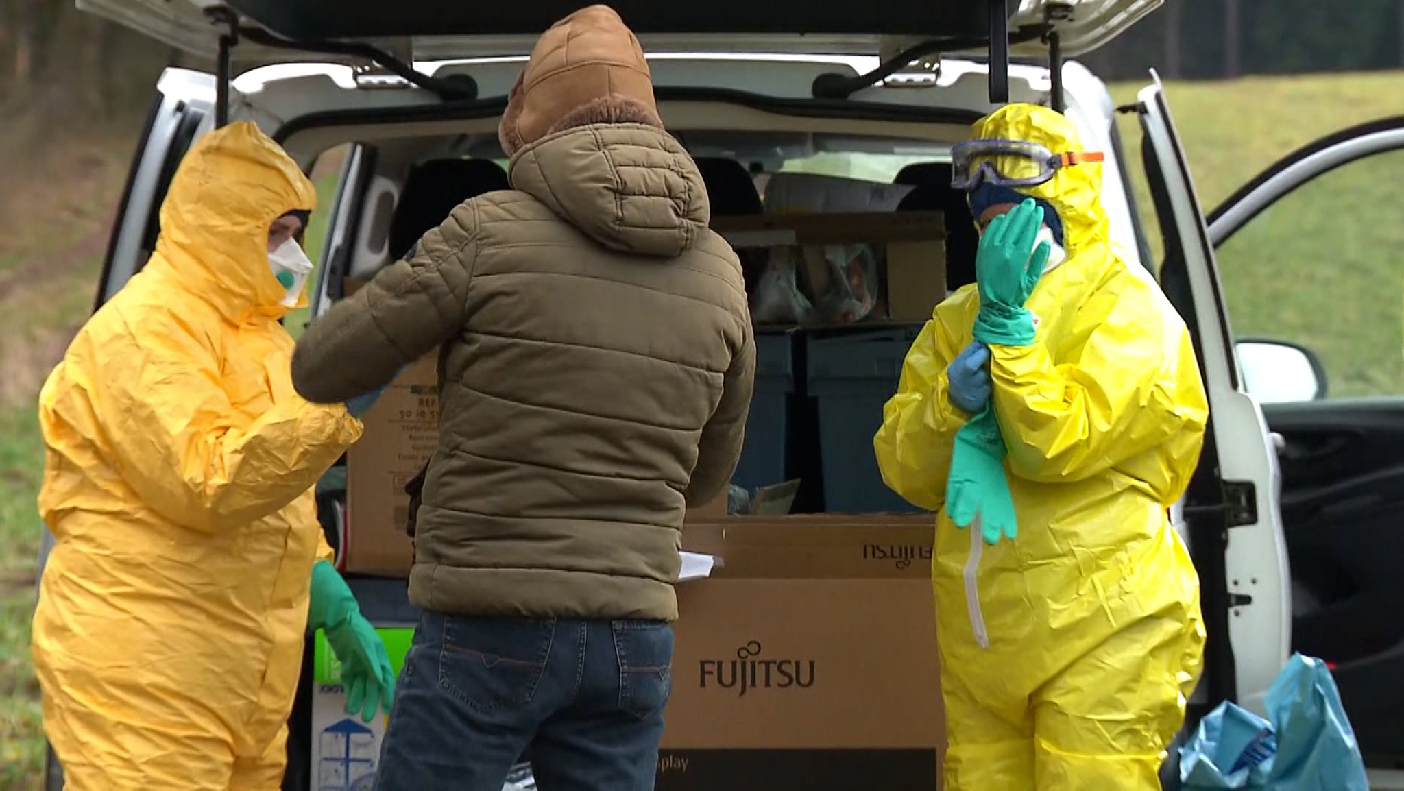 Mitarbeiter einer Spezialfirma in Schutzanzügen. Sie mussten rund 70.000 Mastenten töten.  