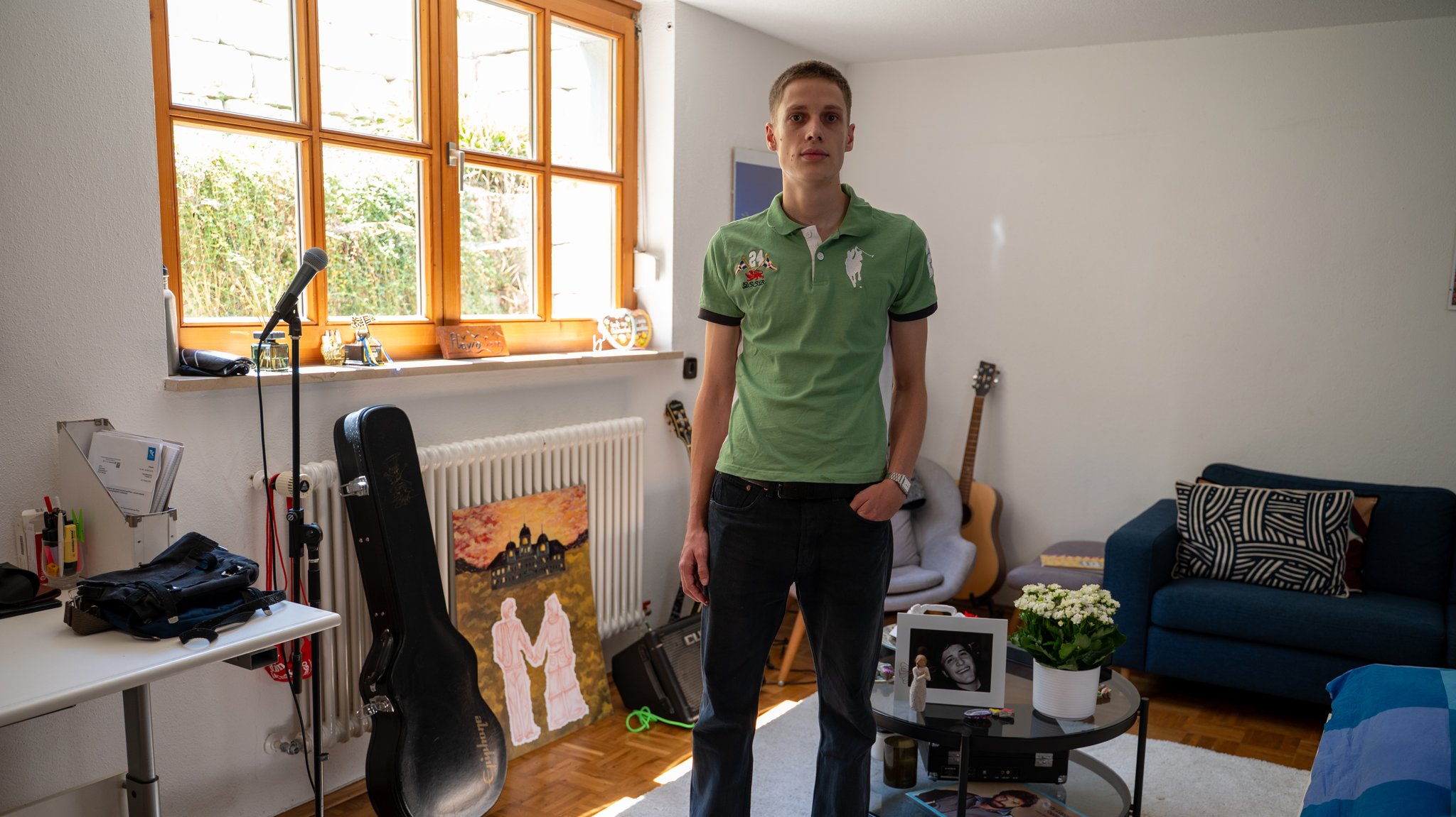 Bene steht im Zimmer von Flavio. Die Eltern haben es so hinterlassen, wie es kurz vor dem tödlichen Stromschlag an der Oberleitung aussah. Im Hintergrund steht ein Bild von Flavio.