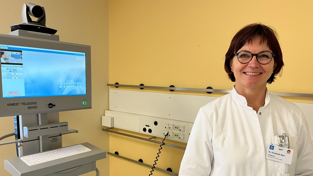 Dr. Elisabeth Bösl steht neben der Konsole mit Kamera im Klinikum Schwandorf. 
